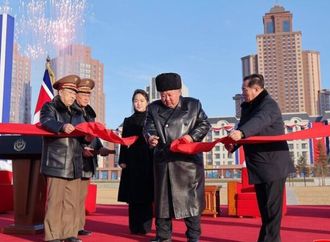 كوريا الشمالية .. كيم يدشن حيا سكنيا لعائلات جنود قتلوا خلال عمليات خارجية (صور)