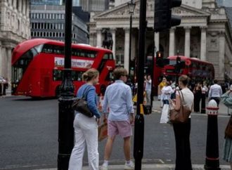 الذهاب إلى العمل بالشورت.. تقاليع جديدة لمواجهة موجات الحر في أوروبا وآسيا