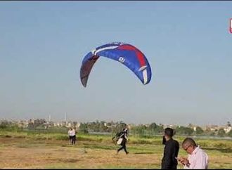 سحر مظلات الباراموتور تبهج الأجانب المغامرين من حول العالم بالأقصر