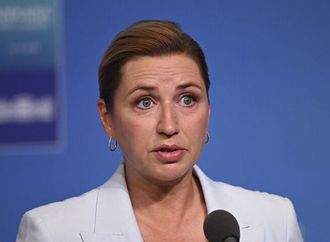 بعد زيارتها لأوكرانيا.. رئيسة وزراء الدنمارك تنتقد نصائح جراح يحثها على عمليات تجميل