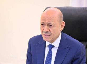 العليمي يحذر من "مغامرة" حوثية تستهدف باب المندب ويتوعد الجماعة باستنزافها