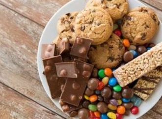 من تشوش الذهن حتى اضطرابات النوم.. علامات تؤكد إفراطك فى تناول السكر