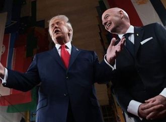 ترامب يدخل على خط كرة القدم النسائية بسبب المتحولات جنسيا