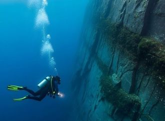 علماء الجيولوجيا يفكون  لغز الصدع العملاق تحت الماء في المحيط الأطلسي