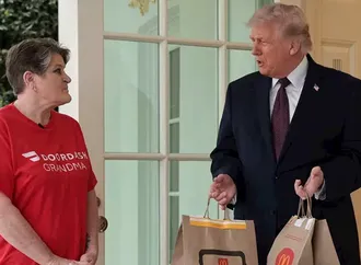 لاستقبال دليفري على باب البيت الأبيض.. ترامب يقطع مؤتمره عن إيران