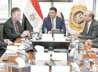«الصناعة» تبحث نقل تكنولوجيا تصنيع القوالب والاسطمبات