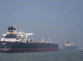 إيرادات النفط الروسية تهبط إلى النصف في مارس قبل أن تعززها حرب إيران