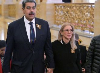 سفير روسي يتحدث عن تصرف بطولي لزوجة مادورو