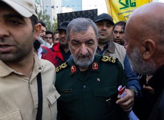 إيران تهدد ترامب بحرب تمتد من هرمز إلى المحيط الهندي ومضيق باب المندب والبحرين الأحمر والمتوسط