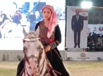 الطفلة أشرقت تخطف الأنظار بمهارتها فى ركوب الخيل بمهرجان الشرقية.. صور