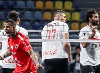 «رجال طائرة الأهلي» يتوج ببطولة كأس مصر بالفوز على الزمالك