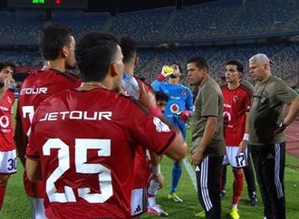 أسرار غرفة ملابس الأهلي.. ماذا قال عموتة للاعبين بعد التأخر أمام إنبي؟