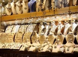 الذهب يتراجع محليا رغم عودة البنوك المركزية إلى الشراء المكثف