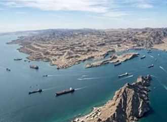 نيويورك تايمز نقلًا عن مسؤولين أمريكيين: إيران عاجزة عن تحديد أماكن الألغام في مضيق هرمز