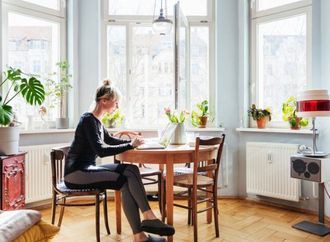 هل الجلوس بوضع الرجل على الأخرى يضر بصحتك؟