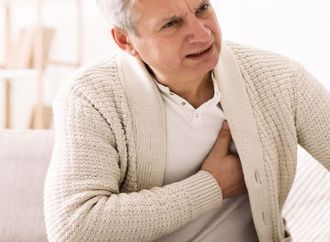 متى يكون ألم الصدر علامة على احتشاء عضلة القلب؟