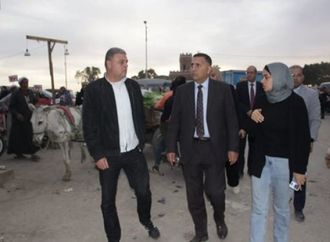 محافظ القليوبية يبحث نقل الباعة الجائلين والأسواق العشوائية إلى السوق الحضارى