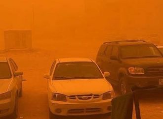 حوّلت السماء إلى اللون الأحمر.. عاصفة ترابية تخنق مدناً ليبية