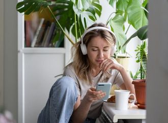 الموسيقى ليست دائمًا علاجًا.. قد تتحول إلى عبء نفسي