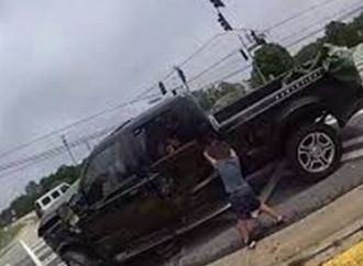 لحظة قذف طفل من سيارة في حادث مروع.. كاميرا شرطة توثق المشهد