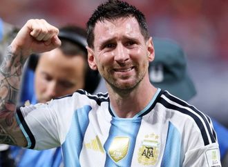 لاعب إسبانيا يُعلق على منشور ليونيل ميسي بعد الهزيمة بنهائي كأس العالم