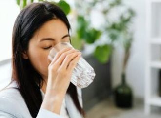 لماذا ينصح الخبراء بتجنب شرب كمية كبيرة من الماء مرة واحدة.. علامات مهمة