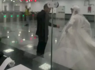 صور| أول فرح داخل المونوريل.. عروسان بملابس الزفاف وسط سعادة الركاب