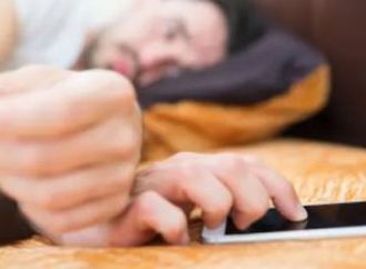 وضع الموبايل تحت المخدة أو بجوار الرأس أثناء النوم.. مخاطر يجب الحذر منها