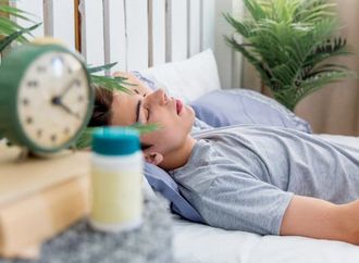 دراسة تكشف: ساعة نوم أقل قد تزيد وزنك
