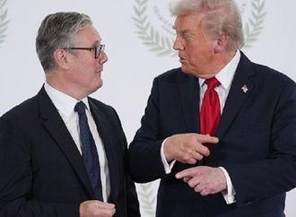 "رويترز": ستارمر وترامب يبحثان الخيارات العسكرية لتأمين مضيق هرمز