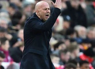 "بتعليق مفاجئ".. سلوت يرد على أنباء مغادرة ليفربول (فيديو)