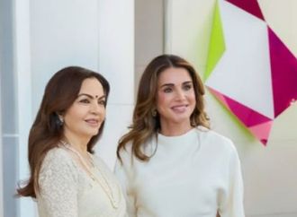 الملكة رانيا بـ لوك مختلف خلال زيارتها للهند .. شاهد