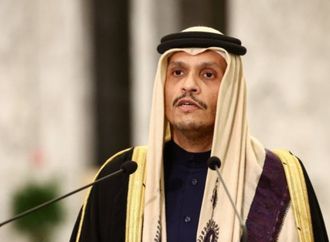 رئيس وزراء قطر يزور طهران لمواصلة جهود الوساطة، وإيران تتهم الولايات المتحدة بـ"عرقلة" اتفاق مع عُمان لـ"تقاسم إيرادات" هرمز