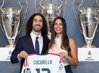 حلم الطفولة.. زوجة كوكوريلا تخطف الأضواء خلال تقديمه من قبل ريال مدريد (صور)