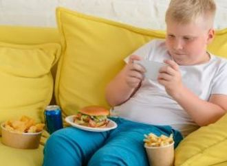 كيف تسهم الهواتف الذكية فى زيادة سمنة الأطفال؟