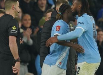 الوافد الجديد سيمينيو يقود مانشستر سيتي لتحقيق فوز كبير بعشرة أهداف