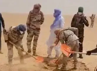 دفنوا في مقبرة جماعية.. وفاة 49 شخصا عطشا بعد تعطل شاحنتهم في صحراء النيجر