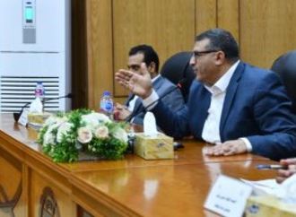محافظ قنا يستعرض إجراءات حسم ملف أراضى المثلث الذهبى وضمان حقوق المواطنين