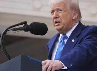 ترامب يهدد باستئناف القتال ضد إيران ويعلن: لم يتبق لديها سوى 22% من صواريخها