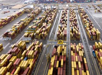 العراق يعلن مباشرته تصدير النفط بصهاريج عبر سوريا