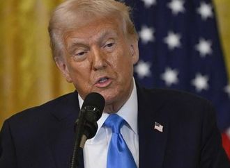 ترامب: إعادة تجهيز السفن الحربية لاستئناف الضربات على إيران حال فشل المحادثات