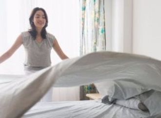 لماذا تعد ملاءات الأسٍرة ناقل العدوى الخفى وكيف يؤدى سوء تخزينها لنمو البكتيريا 