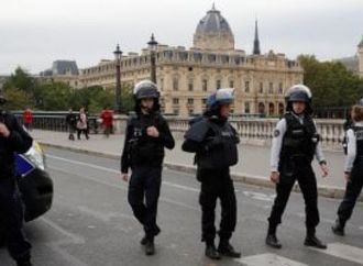 رئيس وزراء فرنسا: مقتل شخص وإصابة 4 آخرين إثر حادث إطلاق نار غرب باريس