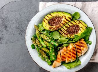 إضافات بسيطة تجعل السلطة وجبة مشبعة