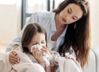  7 أخطاء شائعة في تدفئة الأطفال وحمايتهم من البرد.. أهم النصائح 