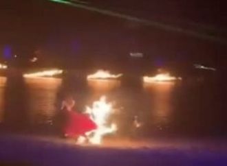 اشتعال النيران براقصة صينية أثناء تأديتها أحد العروض.. صور