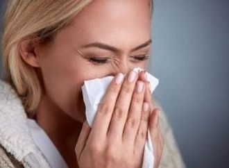 أعراض متشابهة وحالات مختلفة.. الفرق بين الحساسية ونزلة البرد والأنفلونزا