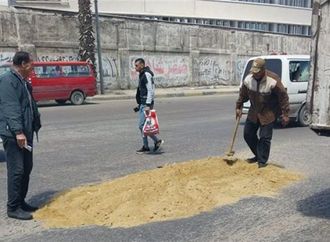 إصلاح هبوط أرضي بشارع كوبري ذو الفقار في غرب الإسكندرية وردم حفر بعدة مناطق