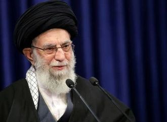 إيران تعلن ضرب أهداف عسكرية أمريكية في الخليج وتستعد لدفن خامنئي