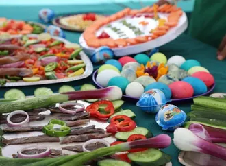 بـ«أطباق فسيخ وبيض ملون».. سوق المزارعين بالإسكندرية تحتفل بشم النسيم بمشاركة المئات (صور)